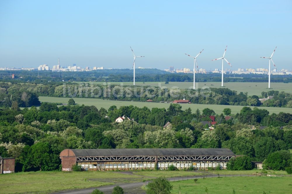 Luftbild Werneuchen - Verfallende Ruinen eines alten Flugzeughangars auf der Südseite des alten Militärflugplatzes Werneuchen im Bundesland Brandenburg