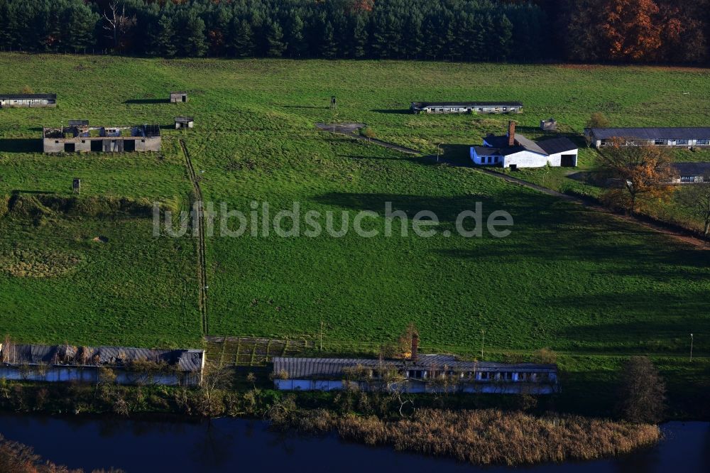 Grünow aus der Vogelperspektive: Verfallende Ruinen- Reste von Stallungen und Baracken eines Tierzuchtbetriebes in Grünow im Bundesland Mecklenburg-Vorpommern