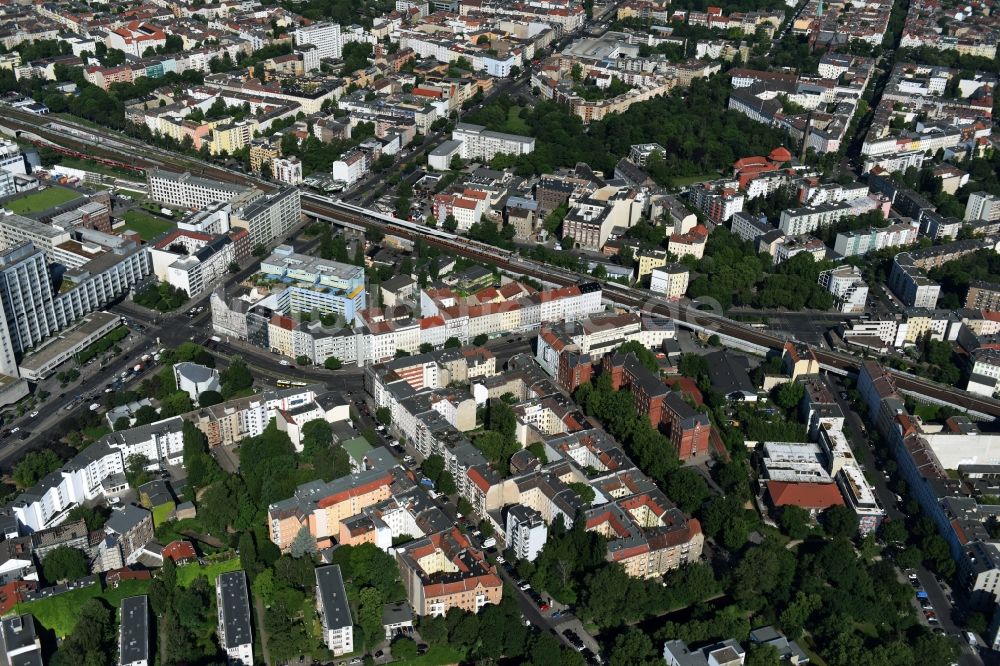 Luftbild Berlin - Verfallendes Gebäude der Freizeiteinrichtung des Stadtbades - Hallenbades Wedding in der Gerichtstraße 65 in Berlin