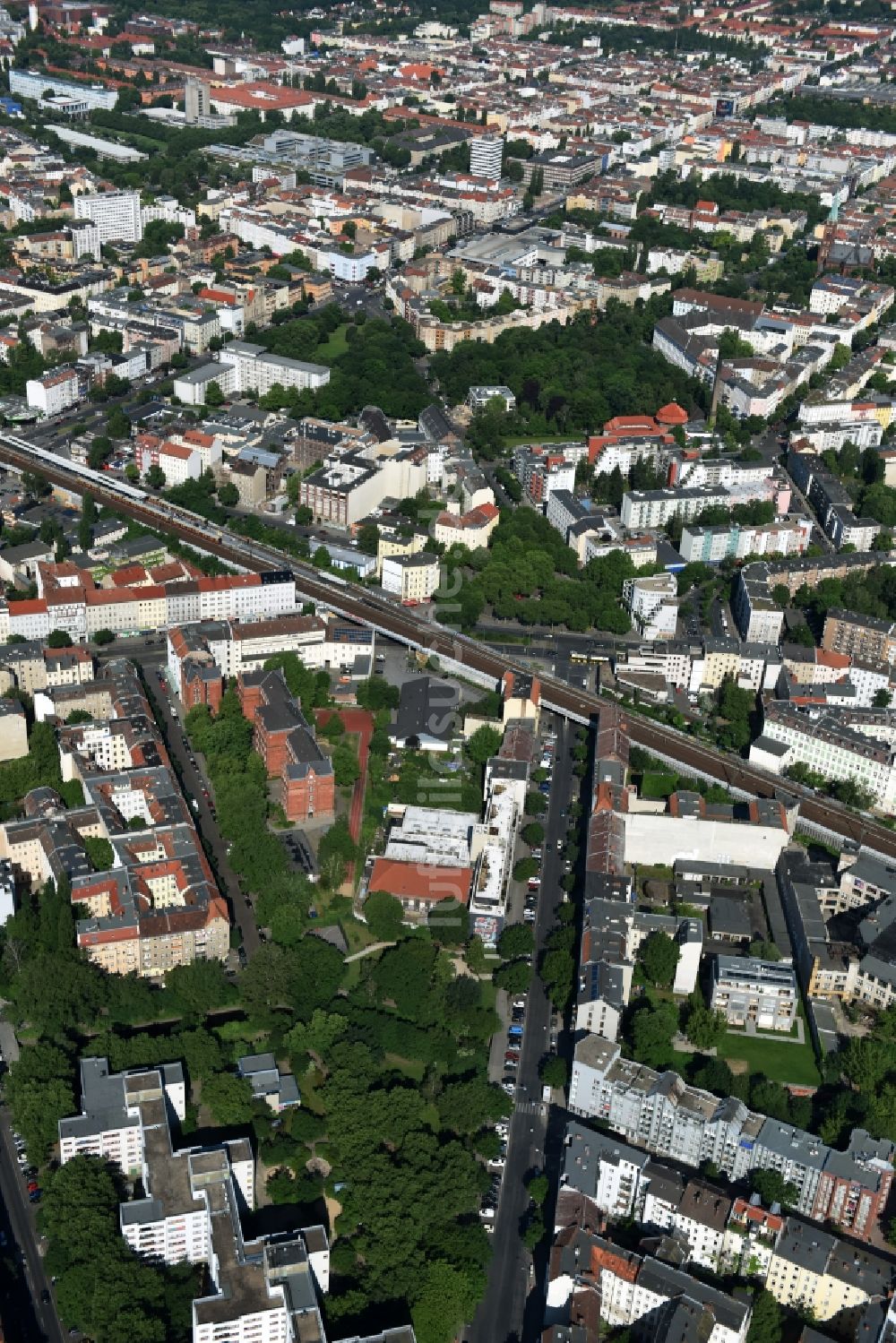 Berlin von oben - Verfallendes Gebäude der Freizeiteinrichtung des Stadtbades - Hallenbades Wedding in der Gerichtstraße 65 in Berlin