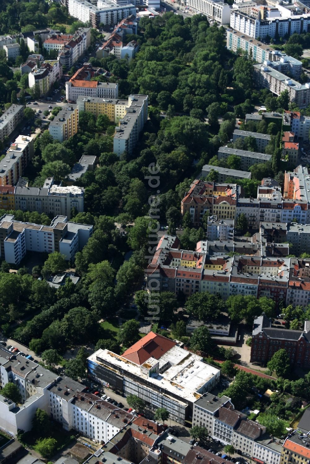 Berlin von oben - Verfallendes Gebäude der Freizeiteinrichtung des Stadtbades - Hallenbades Wedding in der Gerichtstraße 65 in Berlin