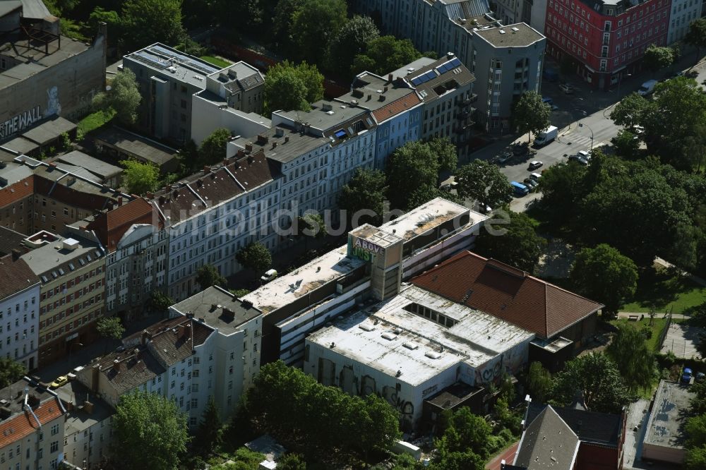 Berlin aus der Vogelperspektive: Verfallendes Gebäude der Freizeiteinrichtung des Stadtbades - Hallenbades Wedding in der Gerichtstraße 65 in Berlin