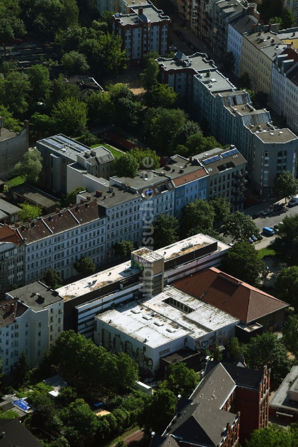 Luftaufnahme Berlin - Verfallendes Gebäude der Freizeiteinrichtung des Stadtbades - Hallenbades Wedding in der Gerichtstraße 65 in Berlin