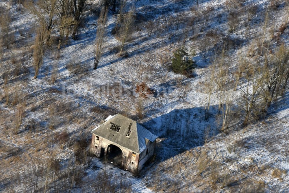 Luftbild Brandenburg an der Havel - Verfallenes ehemaliges Kasernengebäude in einer schneebedeckten Grünfläche an der Magdeburger Straße in Brandenburg an der Havel im Bundesland Brandenburg