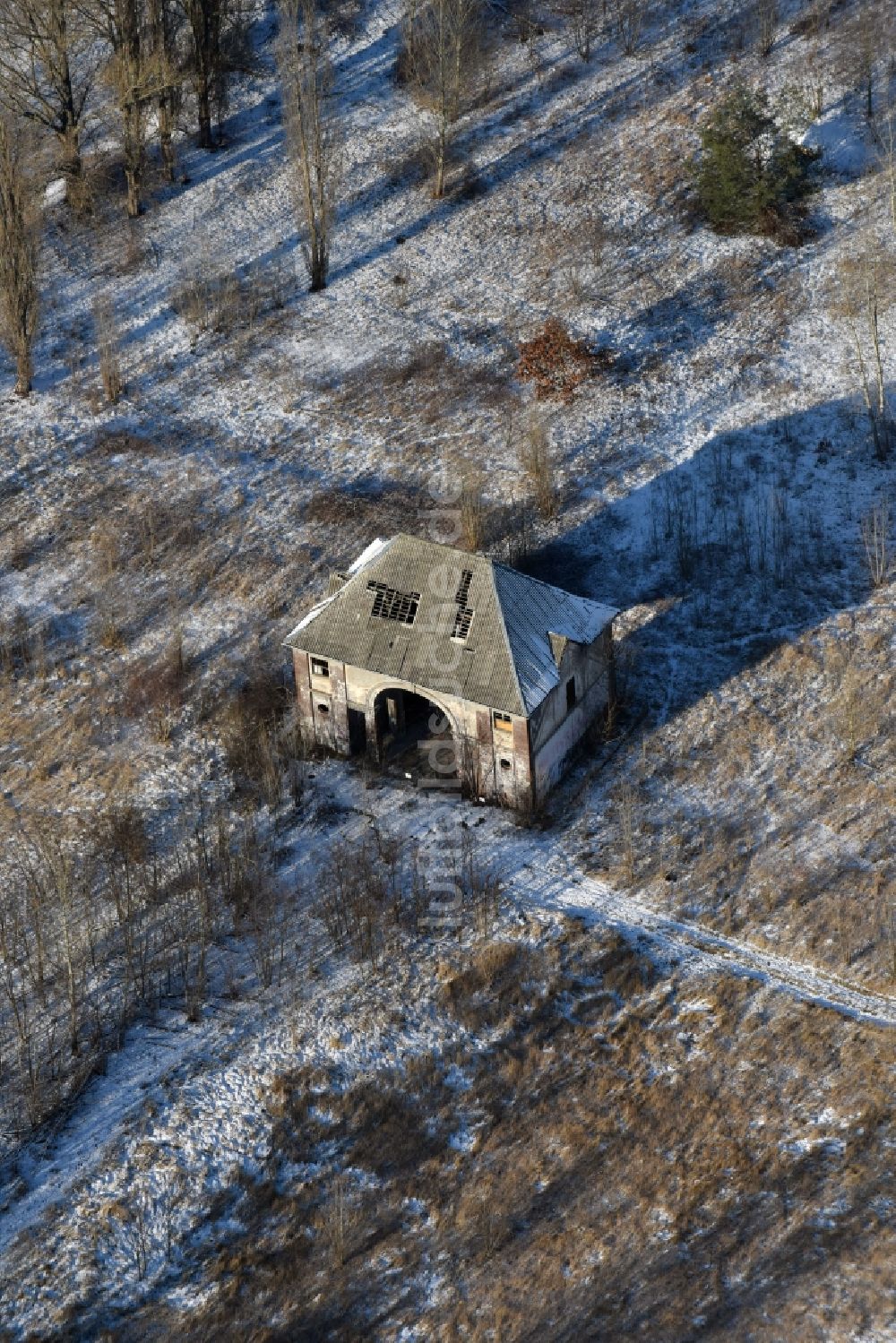 Luftaufnahme Brandenburg an der Havel - Verfallenes ehemaliges Kasernengebäude in einer schneebedeckten Grünfläche an der Magdeburger Straße in Brandenburg an der Havel im Bundesland Brandenburg