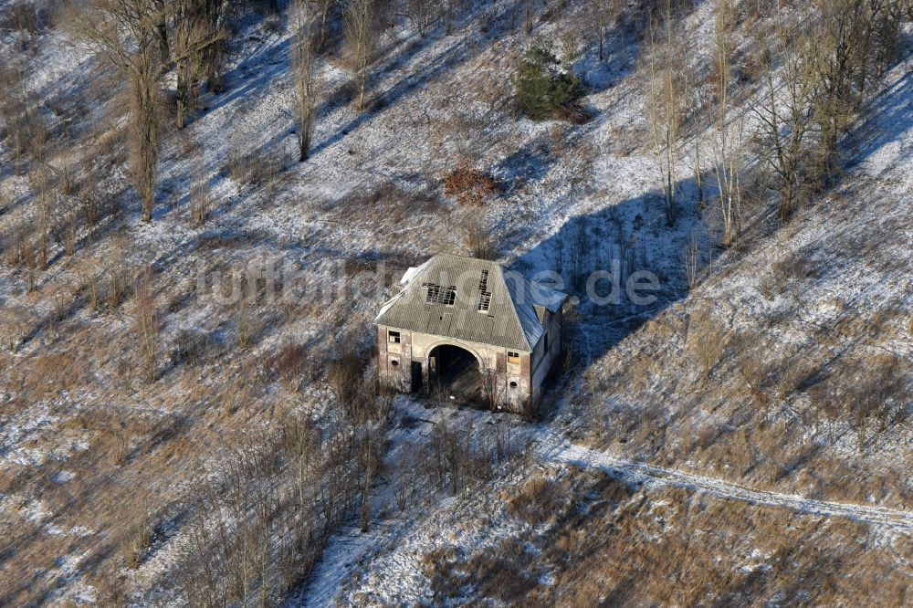 Brandenburg an der Havel von oben - Verfallenes ehemaliges Kasernengebäude in einer schneebedeckten Grünfläche an der Magdeburger Straße in Brandenburg an der Havel im Bundesland Brandenburg