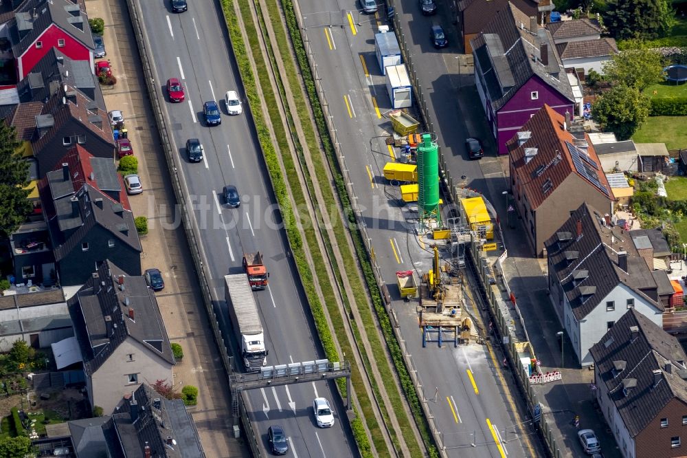 Essen von oben - Verfüllen des möglichen Tagesbruchs bei Sperrung der Autobahn BAB A40 und der A52 in Essen in Nordrhein-Westfalen