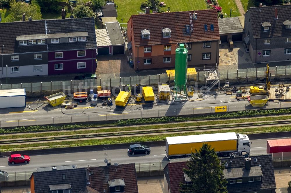 Luftbild Essen - Verfüllen des möglichen Tagesbruchs bei Sperrung der Autobahn BAB A40 und der A52 in Essen in Nordrhein-Westfalen