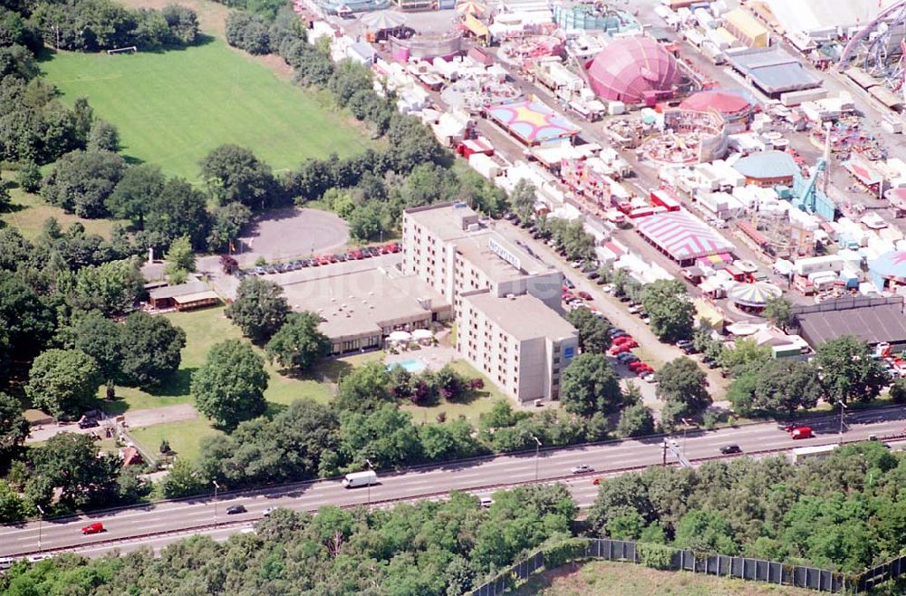 Berlin von oben - 30.06.1995 Vergnügungspark am Flughafen Tegel mit dem NOVHOTEL