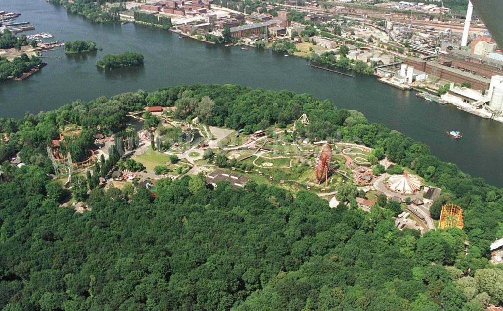 Luftbild Berlin-Treptow - Vergnügungspark im Plänterwald.