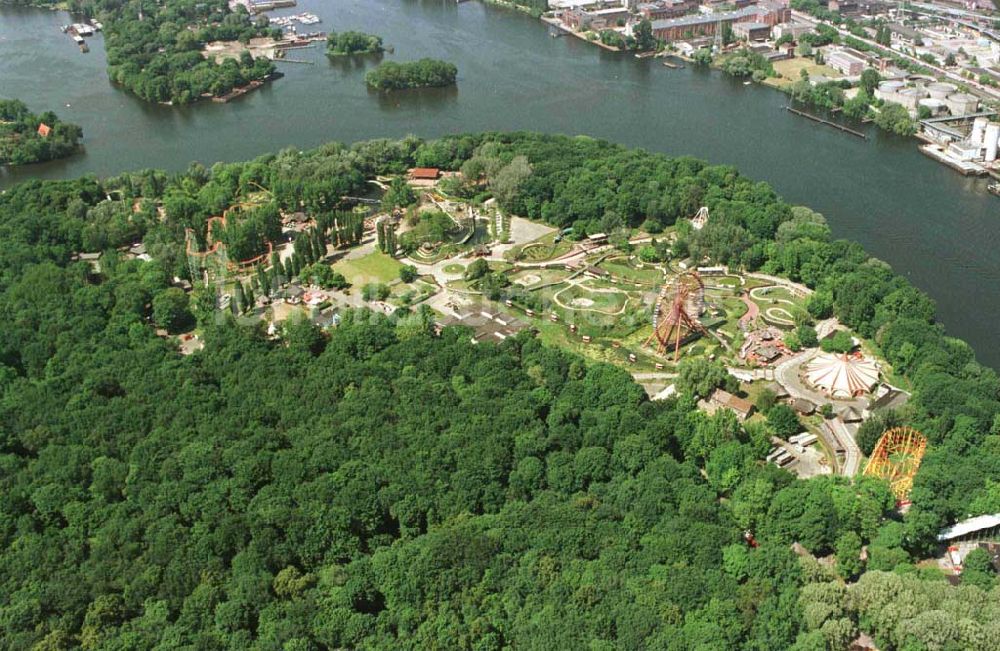 Luftaufnahme Berlin-Treptow - Vergnügungspark im Plänterwald.