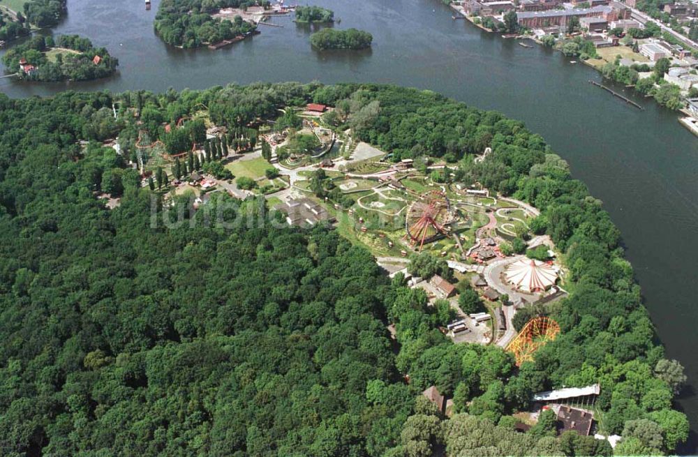 Luftbild Berlin-Treptow - Vergnügungspark am Plänterwald in Treptow.