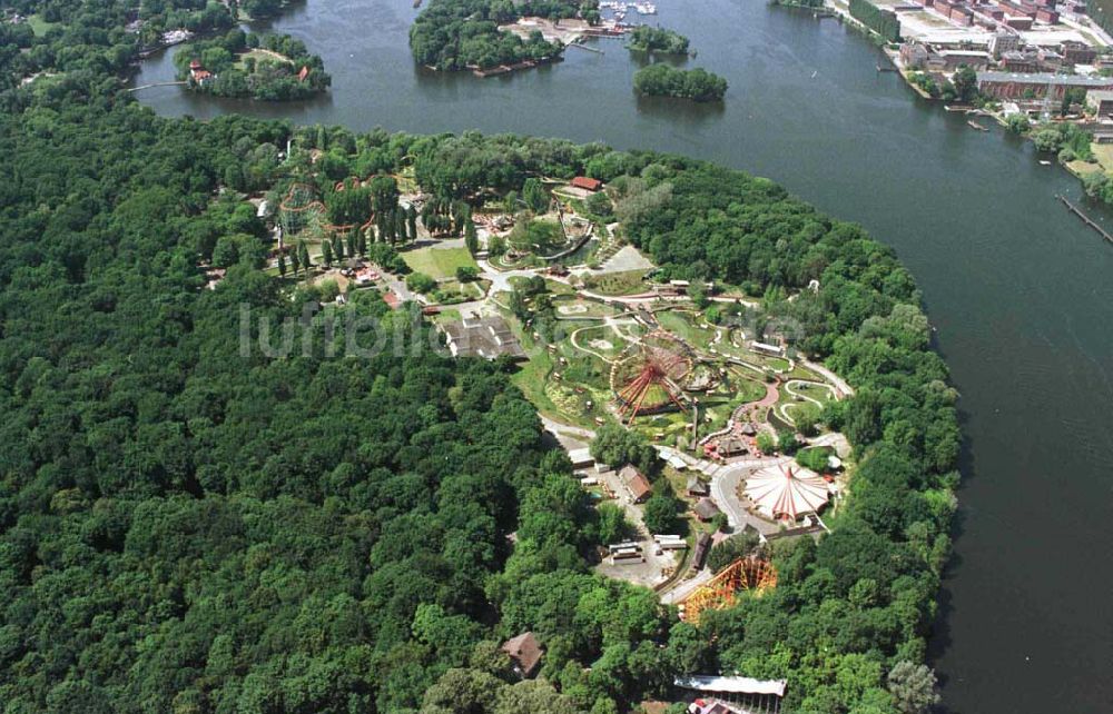 Luftaufnahme Berlin-Treptow - Vergnügungspark am Plänterwald in Treptow.