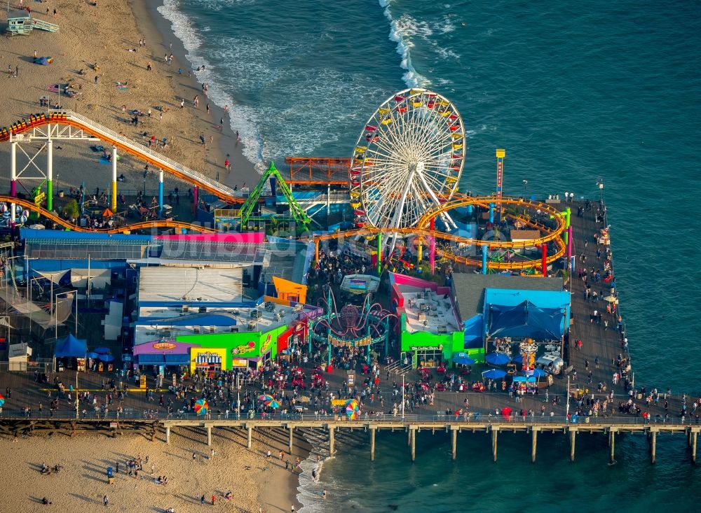 Luftaufnahme Santa Monica - Vergnügungspark am Santa Monica Pier am Sandstrand an der Pazifikküste in Santa Monica in Kalifornien, USA