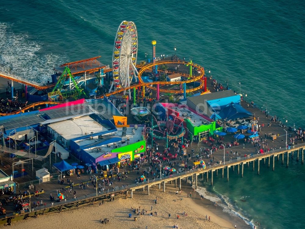 Santa Monica von oben - Vergnügungspark am Santa Monica Pier am Sandstrand an der Pazifikküste in Santa Monica in Kalifornien, USA