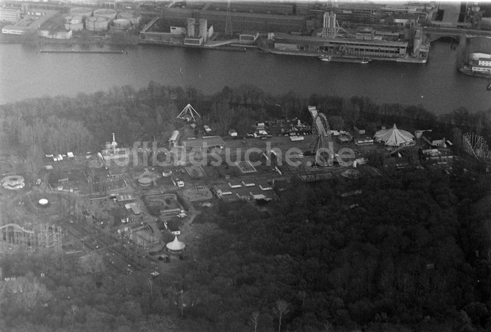 Berlin von oben - Vergnügungspark Spreepark - Kulturpark Plänterwald im Ortsteil Treptow in Berlin