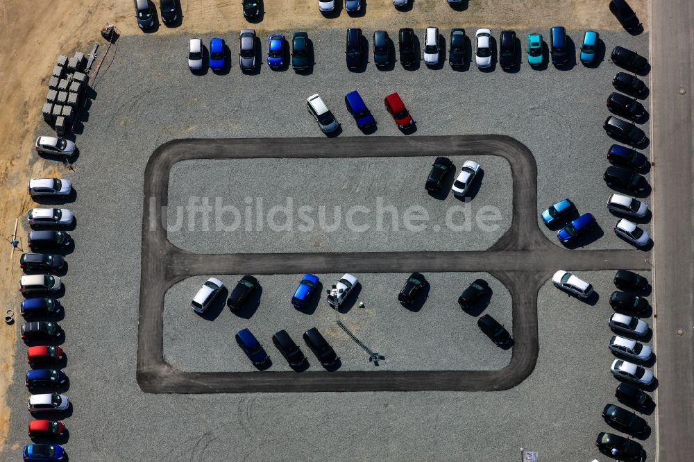 Landshut von oben - Verkaufs- Freifläche auf dem kiesbelegtem Abstellplatz eines Autohandels in Landshut im Bundesland Bayern