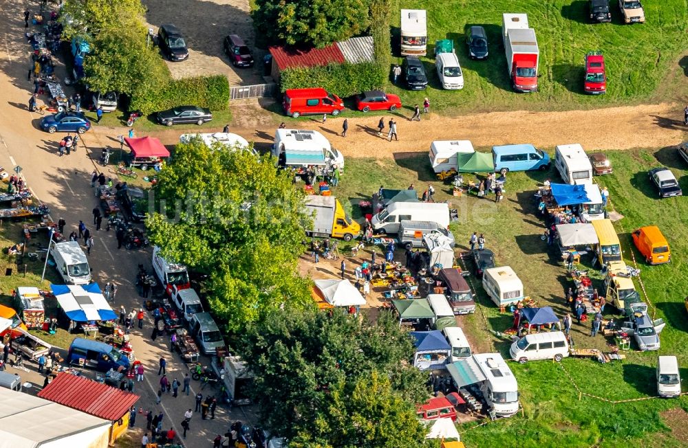 Luftbild Mußbach - Verkaufs- und Handelsbuden Oldtimer Teile Markt in