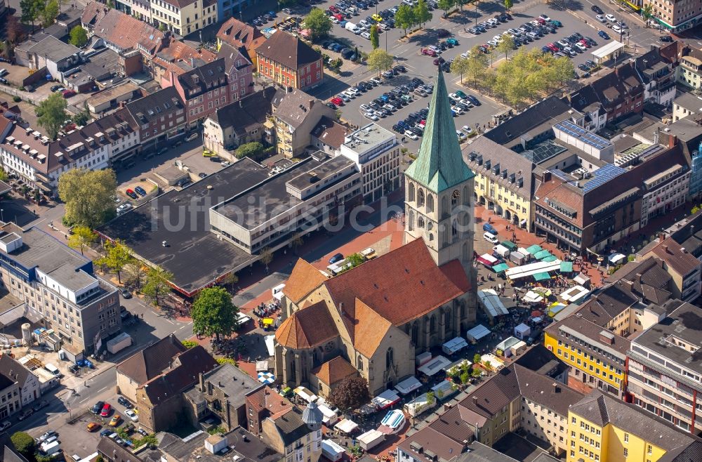 Hamm aus der Vogelperspektive: Verkaufs- Hütten und Buden auf dem Marktplatz an der Pauluskirche in Hamm im Bundesland Nordrhein-Westfalen