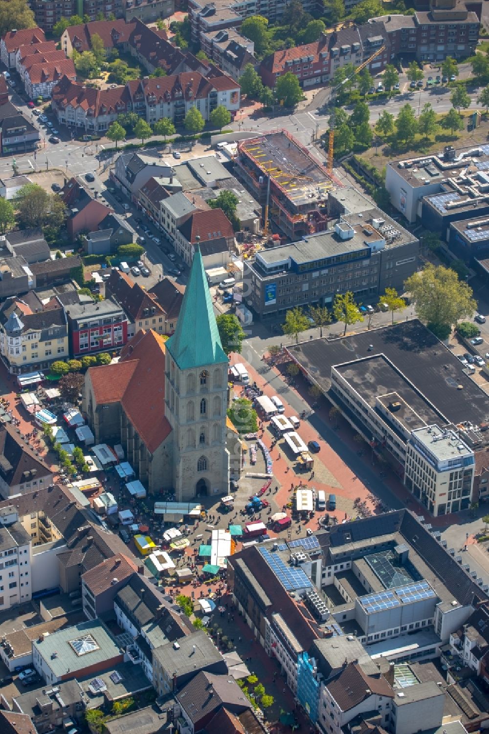 Luftbild Hamm - Verkaufs- Hütten und Buden auf dem Marktplatz an der Pauluskirche in Hamm im Bundesland Nordrhein-Westfalen