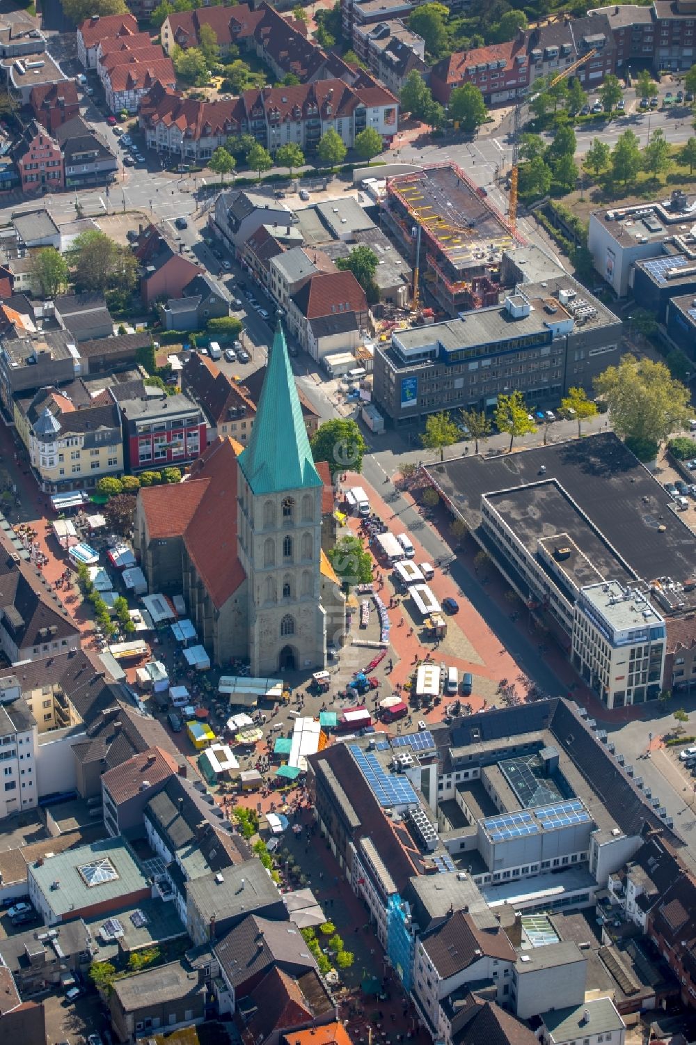 Luftaufnahme Hamm - Verkaufs- Hütten und Buden auf dem Marktplatz an der Pauluskirche in Hamm im Bundesland Nordrhein-Westfalen