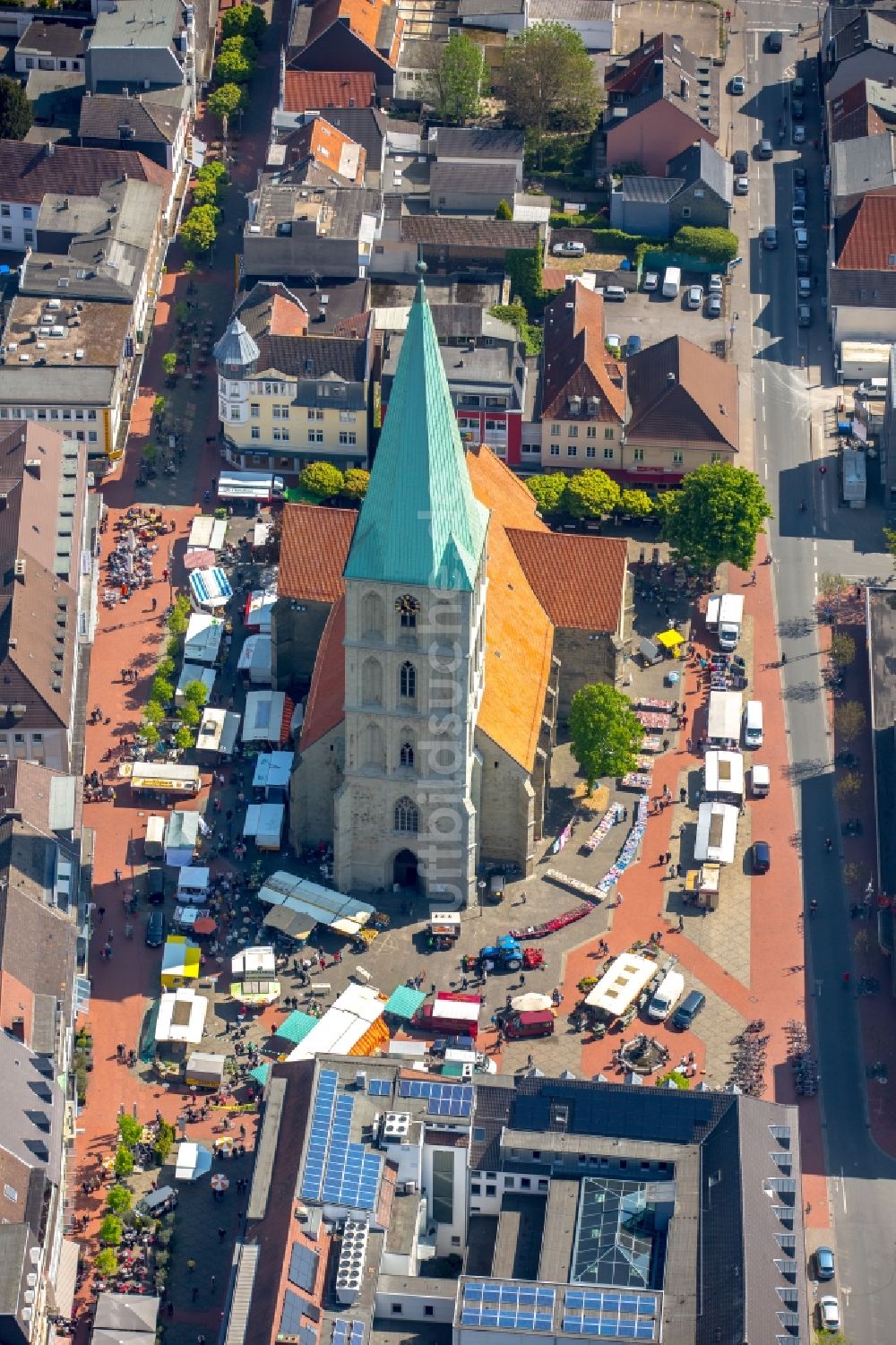 Hamm aus der Vogelperspektive: Verkaufs- Hütten und Buden auf dem Marktplatz an der Pauluskirche in Hamm im Bundesland Nordrhein-Westfalen