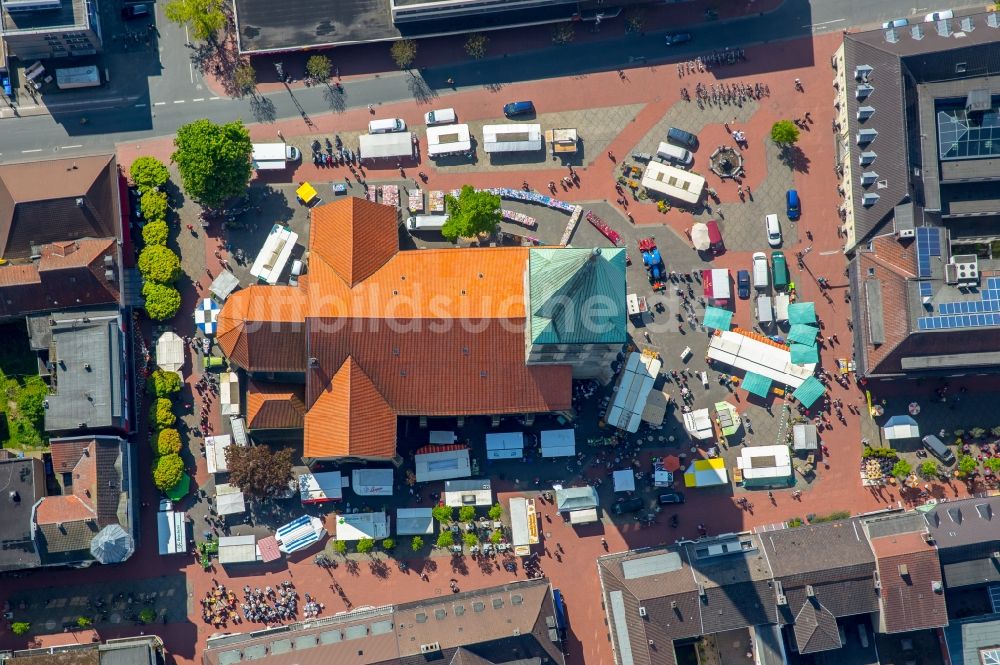 Luftbild Hamm - Verkaufs- Hütten und Buden auf dem Marktplatz an der Pauluskirche in Hamm im Bundesland Nordrhein-Westfalen