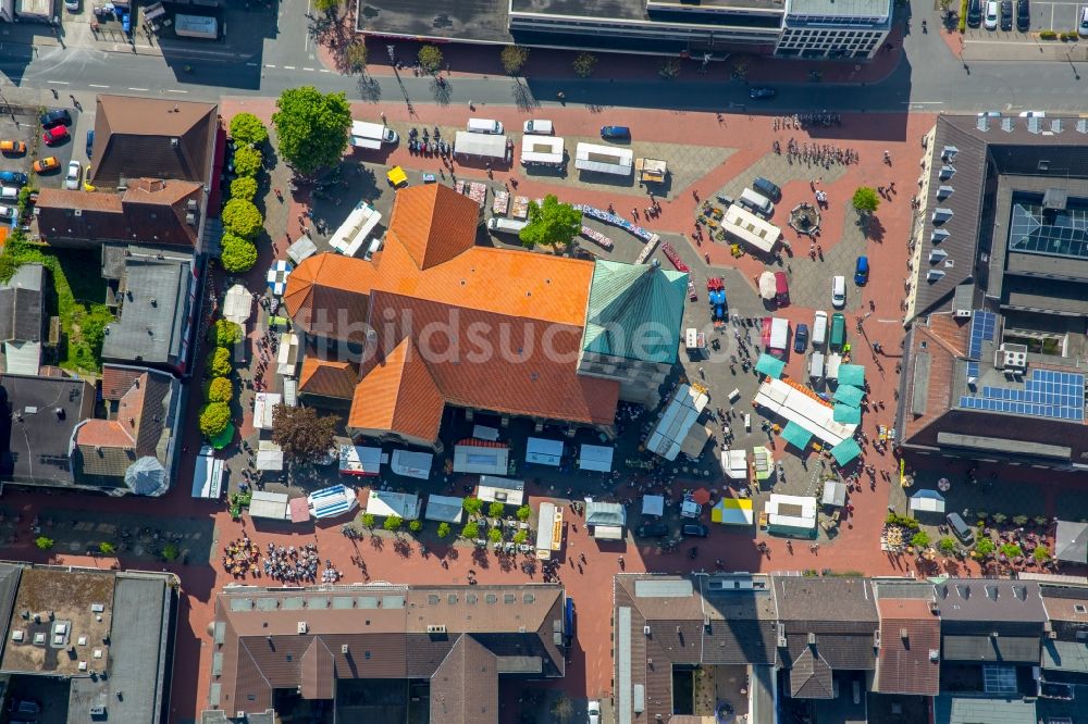 Luftaufnahme Hamm - Verkaufs- Hütten und Buden auf dem Marktplatz an der Pauluskirche in Hamm im Bundesland Nordrhein-Westfalen