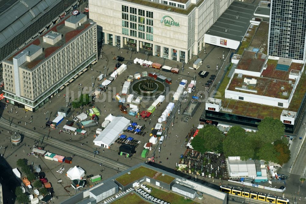 Berlin von oben - Verkaufs- und Imbißstände und Handelsbuden am Alexanderplatz im Ortsteil Mitte in Berlin, Deutschland