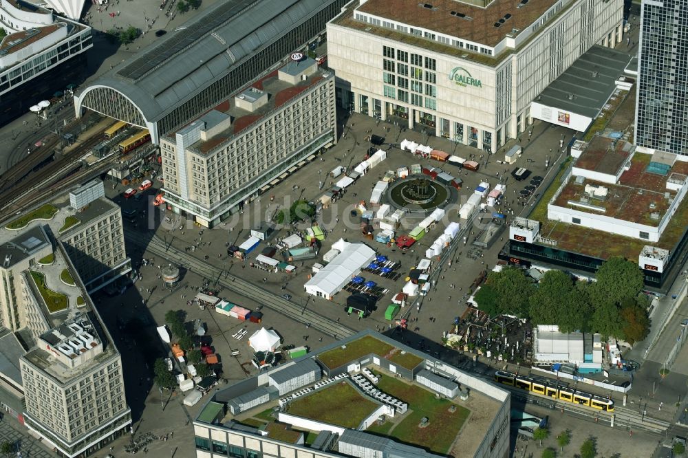 Berlin aus der Vogelperspektive: Verkaufs- und Imbißstände und Handelsbuden am Alexanderplatz im Ortsteil Mitte in Berlin, Deutschland