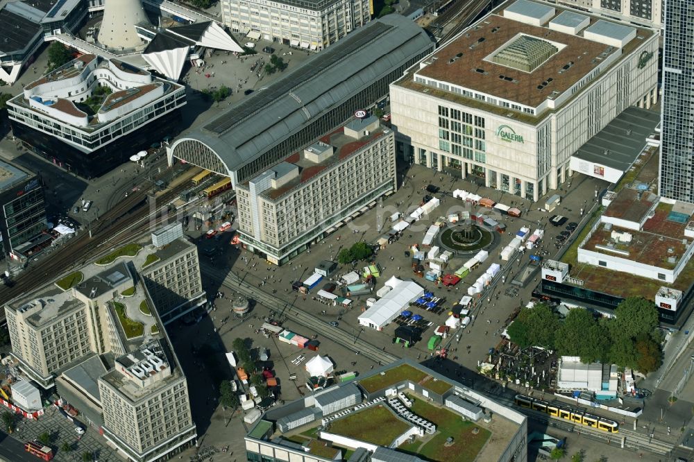 Luftbild Berlin - Verkaufs- und Imbißstände und Handelsbuden am Alexanderplatz im Ortsteil Mitte in Berlin, Deutschland