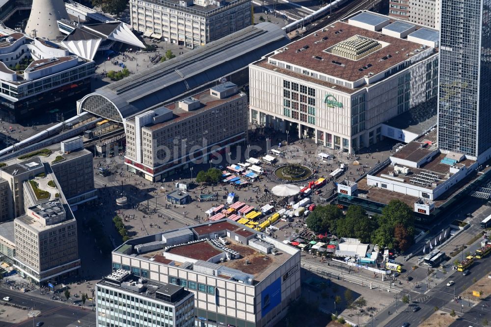 Berlin aus der Vogelperspektive: Verkaufs- und Imbißstände und Handelsbuden am Alexanderplatz im Ortsteil Mitte in Berlin, Deutschland