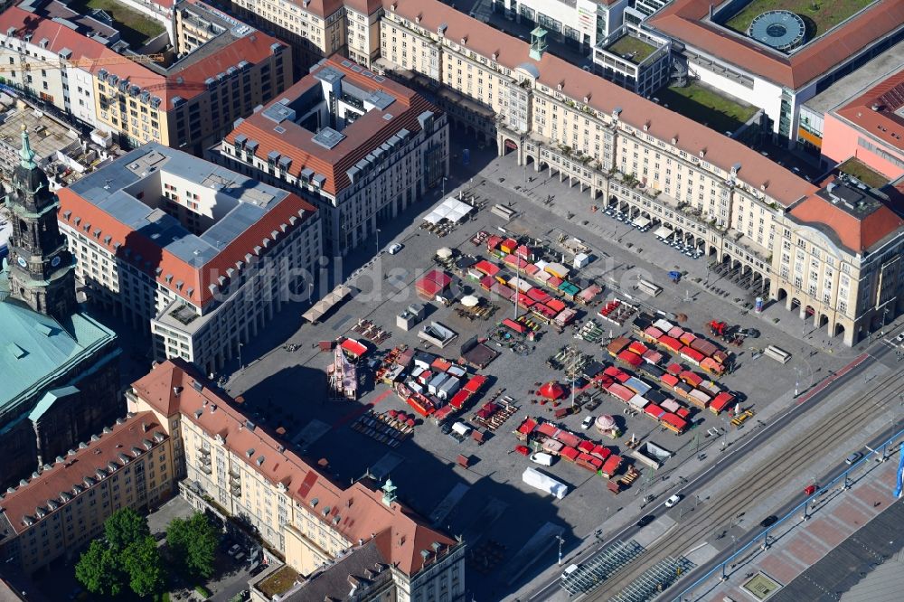 Luftbild Dresden - Verkaufs- und Imbißstände und Handelsbuden am Altmarkt in Dresden im Bundesland Sachsen, Deutschland