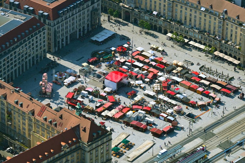 Luftaufnahme Dresden - Verkaufs- und Imbißstände und Handelsbuden am Altmarkt in Dresden im Bundesland Sachsen, Deutschland