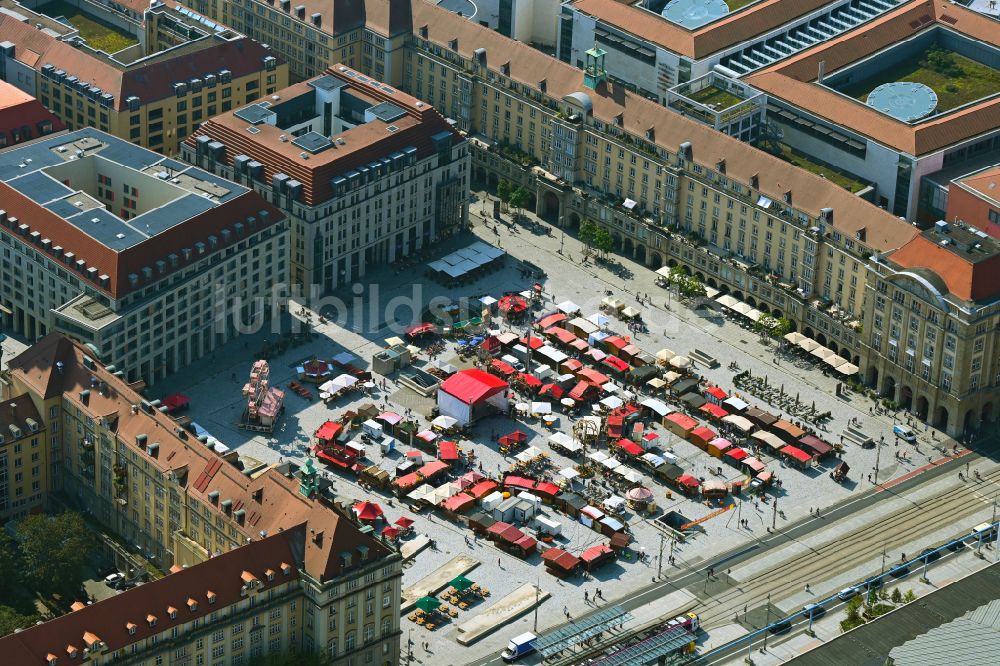 Dresden von oben - Verkaufs- und Imbißstände und Handelsbuden am Altmarkt in Dresden im Bundesland Sachsen, Deutschland