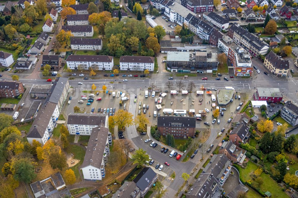 Luftbild Bottrop - Verkaufs- und Imbißstände und Handelsbuden auf dem Auto- Parkplatz am Boyer Markt in Bottrop im Bundesland Nordrhein-Westfalen, Deutschland