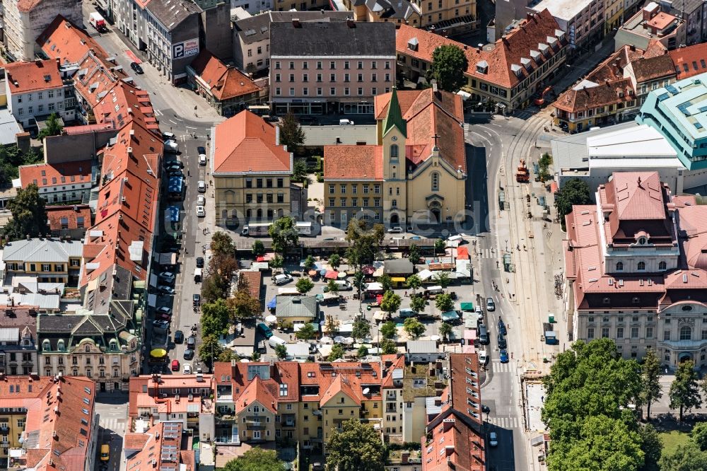 Luftbild Graz - Verkaufs- und Imbißstände und Handelsbuden des Bauernmarkt auf dem Kaiserplatz-Josef-Platz in Graz in Steiermark, Österreich