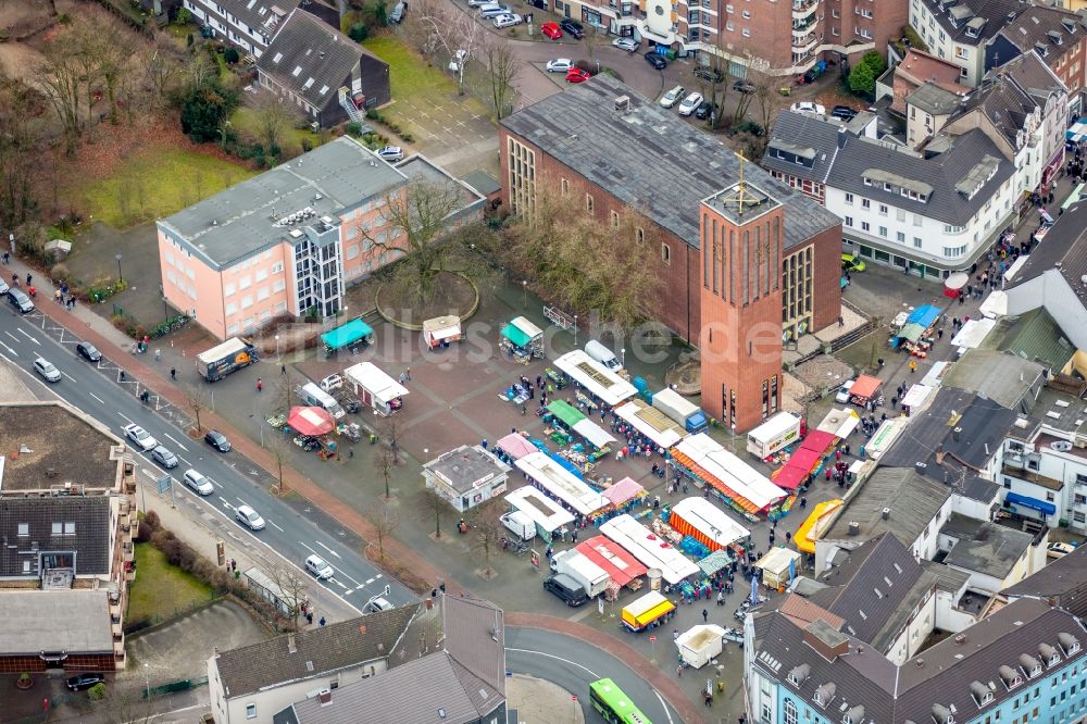 Luftaufnahme Oberhausen - Verkaufs- und Imbißstände und Handelsbuden Großer Markt an der St.Clemens Kirche an der Steinbrinkstraße im Ortsteil Sterkrade-Nord in Oberhausen im Bundesland Nordrhein-Westfalen