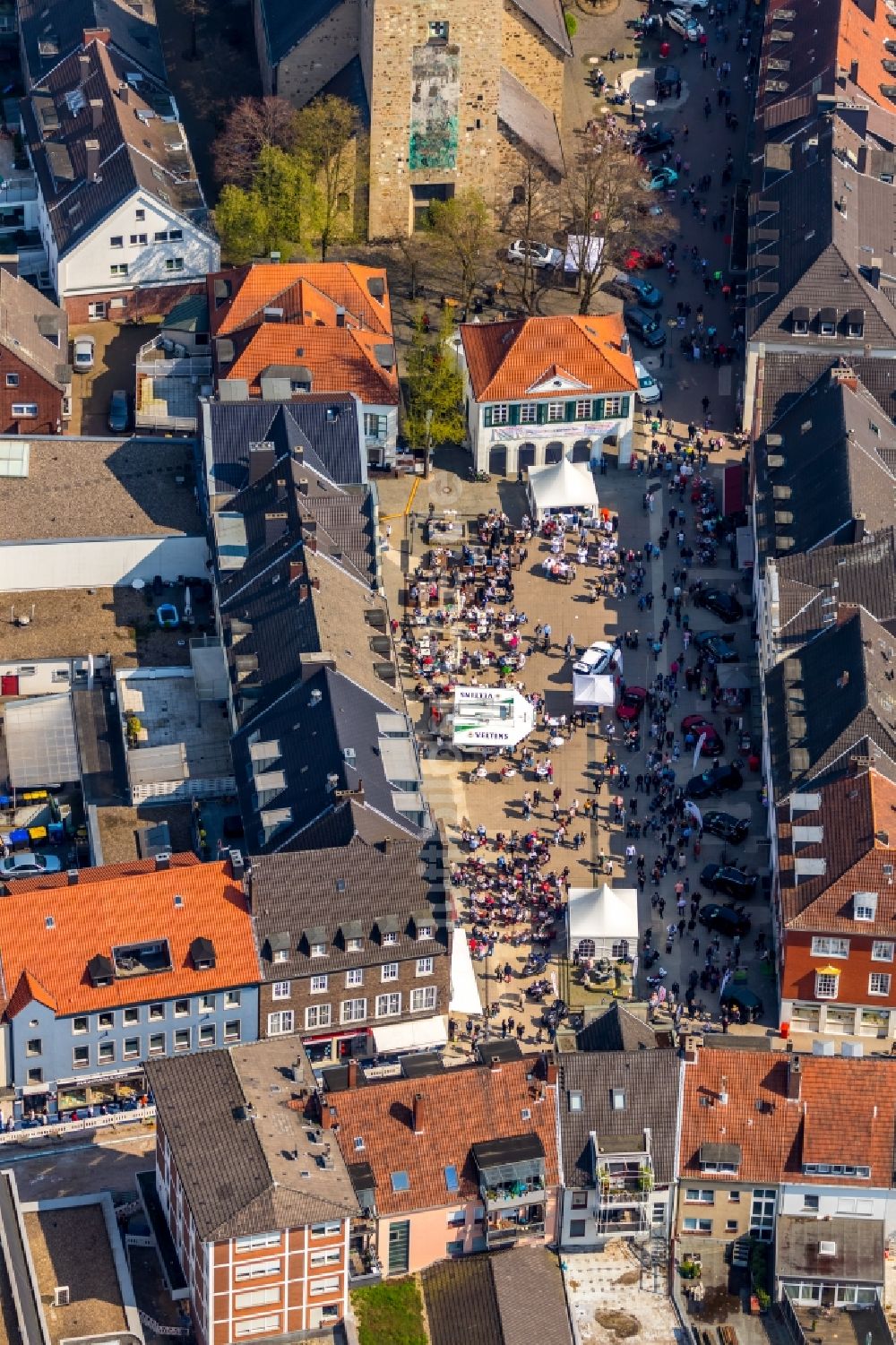 Dorsten aus der Vogelperspektive: Verkaufs- und Imbißstände und Handelsbuden auf dem Markt in Dorsten im Bundesland Nordrhein-Westfalen, Deutschland