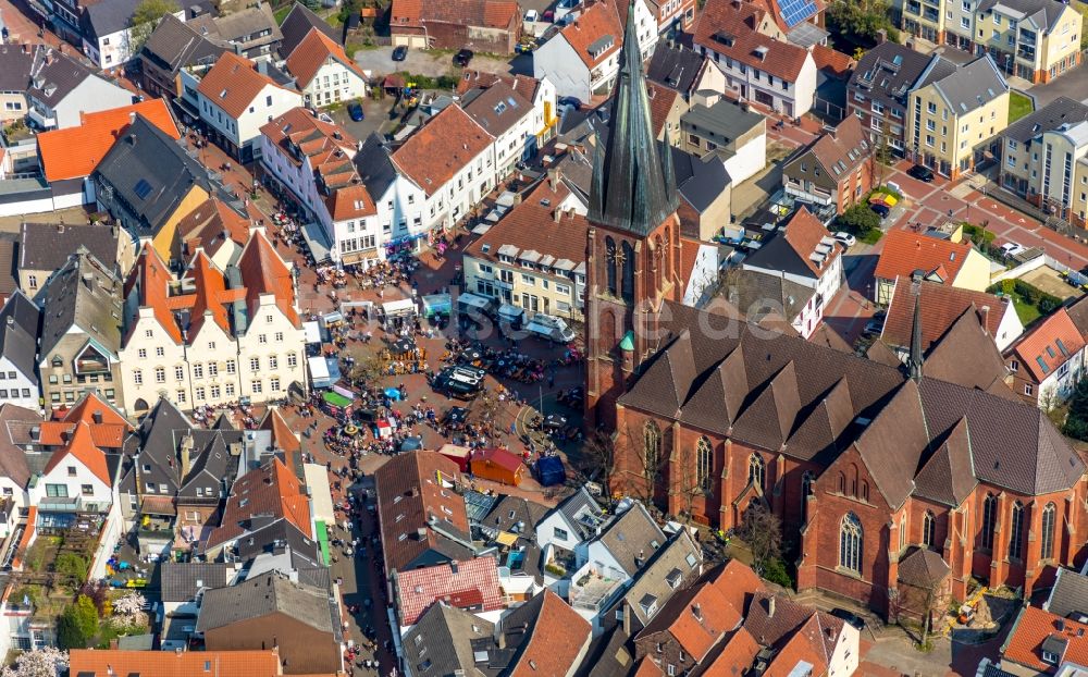 Luftaufnahme Haltern am See - Verkaufs- und Imbißstände und Handelsbuden am Marktbrunnen auf dem Marktplatz in Haltern am See im Bundesland Nordrhein-Westfalen, Deutschland