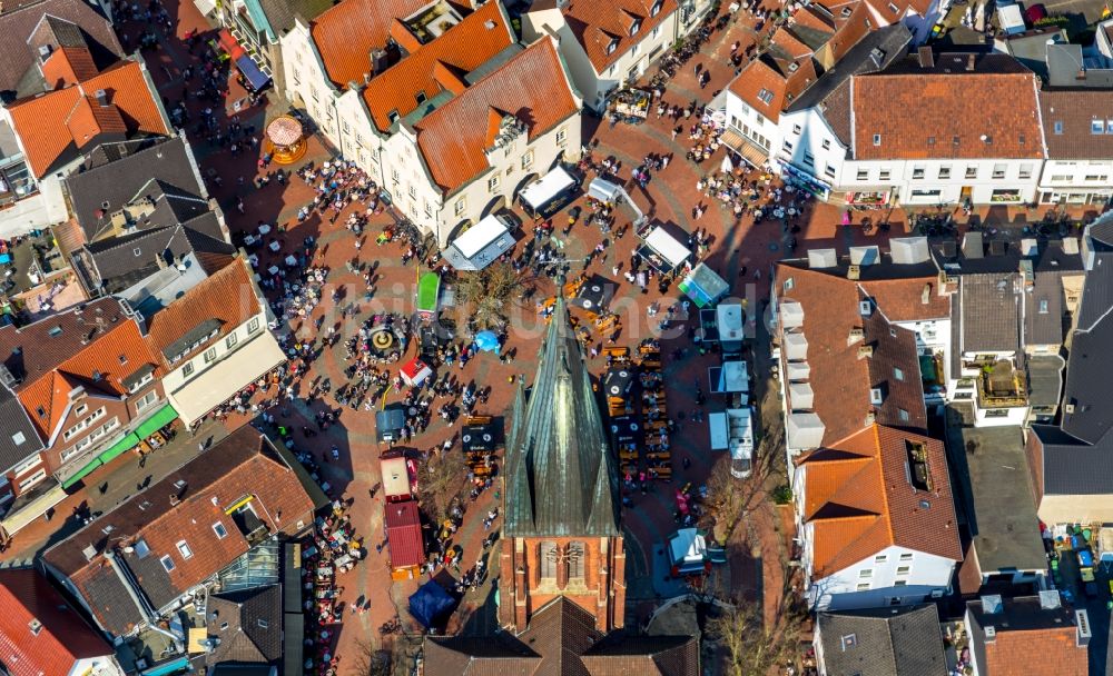 Haltern am See von oben - Verkaufs- und Imbißstände und Handelsbuden am Marktbrunnen auf dem Marktplatz in Haltern am See im Bundesland Nordrhein-Westfalen, Deutschland