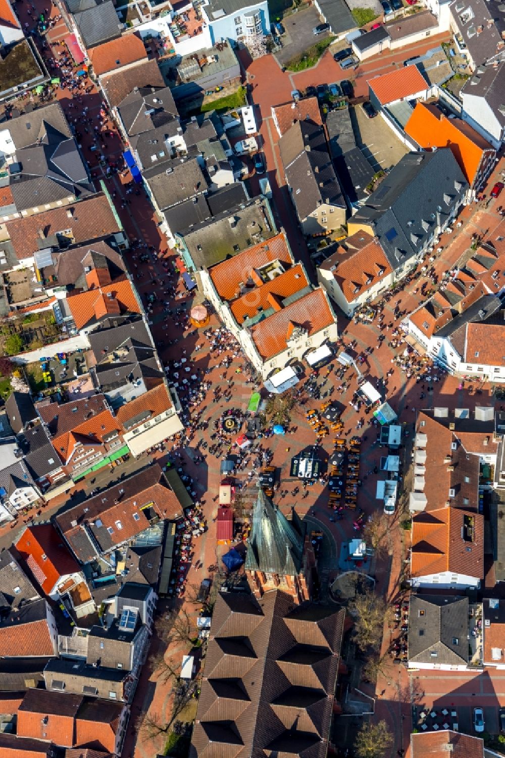 Haltern am See aus der Vogelperspektive: Verkaufs- und Imbißstände und Handelsbuden am Marktbrunnen auf dem Marktplatz in Haltern am See im Bundesland Nordrhein-Westfalen, Deutschland