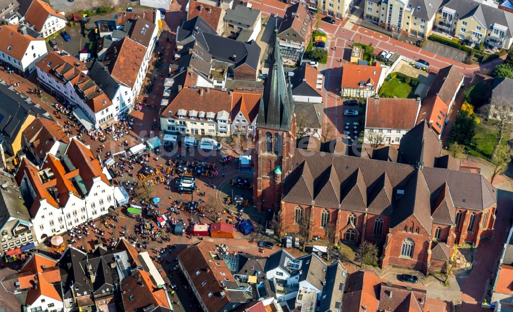 Luftbild Haltern am See - Verkaufs- und Imbißstände und Handelsbuden am Marktbrunnen auf dem Marktplatz in Haltern am See im Bundesland Nordrhein-Westfalen, Deutschland