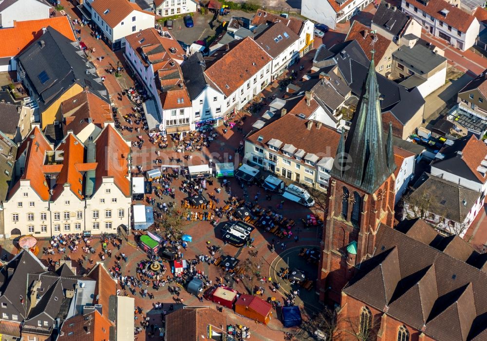 Luftaufnahme Haltern am See - Verkaufs- und Imbißstände und Handelsbuden am Marktbrunnen auf dem Marktplatz in Haltern am See im Bundesland Nordrhein-Westfalen, Deutschland