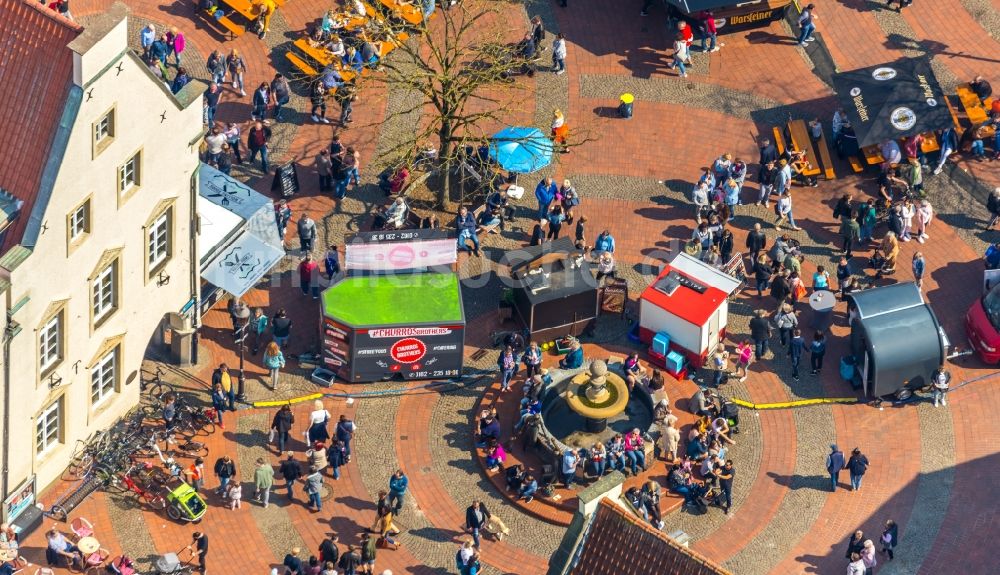 Haltern am See von oben - Verkaufs- und Imbißstände und Handelsbuden am Marktbrunnen auf dem Marktplatz in Haltern am See im Bundesland Nordrhein-Westfalen, Deutschland