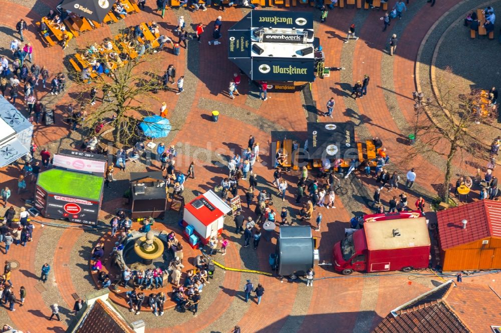 Haltern am See aus der Vogelperspektive: Verkaufs- und Imbißstände und Handelsbuden am Marktbrunnen auf dem Marktplatz in Haltern am See im Bundesland Nordrhein-Westfalen, Deutschland