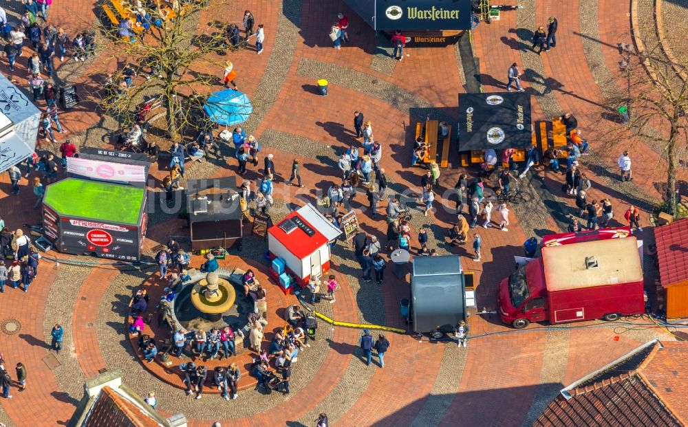 Luftbild Haltern am See - Verkaufs- und Imbißstände und Handelsbuden am Marktbrunnen auf dem Marktplatz in Haltern am See im Bundesland Nordrhein-Westfalen, Deutschland