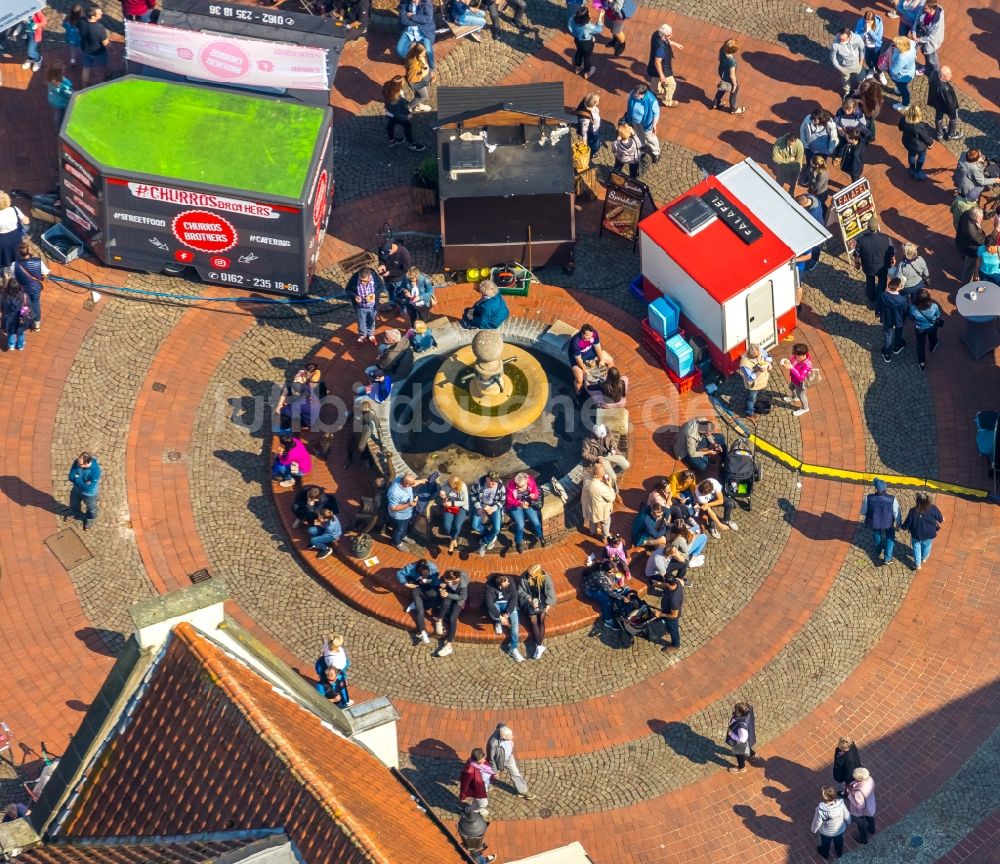 Luftaufnahme Haltern am See - Verkaufs- und Imbißstände und Handelsbuden am Marktbrunnen auf dem Marktplatz in Haltern am See im Bundesland Nordrhein-Westfalen, Deutschland