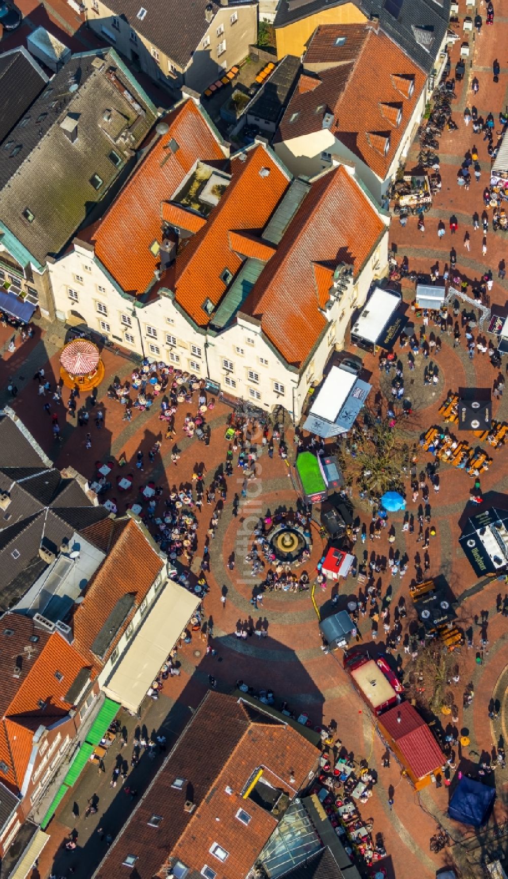 Haltern am See von oben - Verkaufs- und Imbißstände und Handelsbuden am Marktbrunnen auf dem Marktplatz in Haltern am See im Bundesland Nordrhein-Westfalen, Deutschland