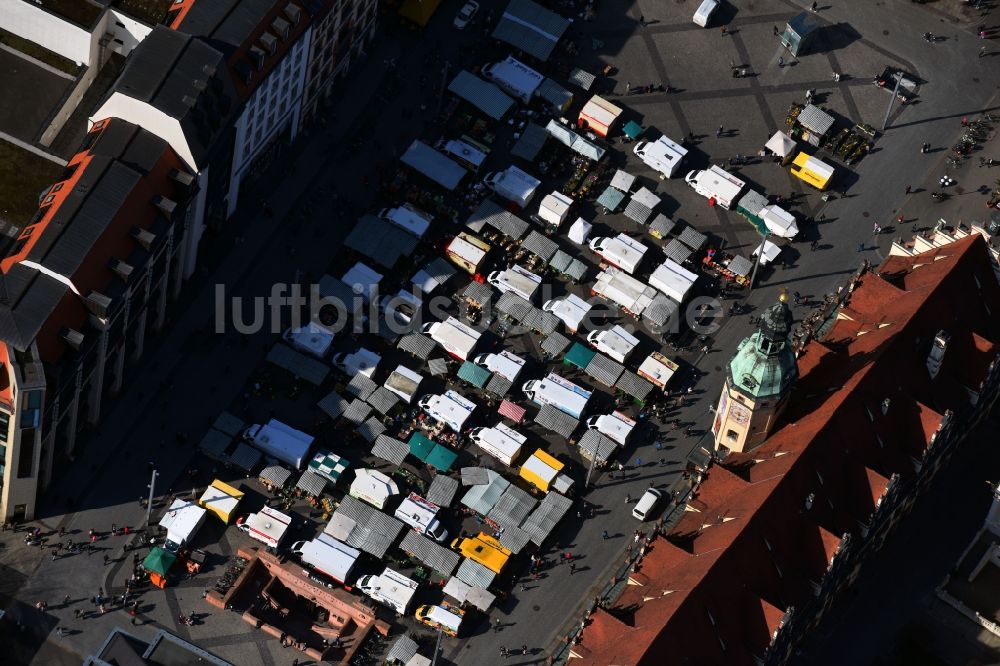 Leipzig von oben - Verkaufs- und Imbißstände und Handelsbuden auf dem Marktplatz der Altstadt im Ortsteil Mitte in Leipzig im Bundesland Sachsen